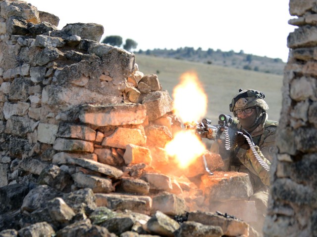 Binh sĩ Mỹ xả súng máy trong cuộc tập trận chung tại trung tâm huấn luyện Chinchilla, Tây Ban Nha.