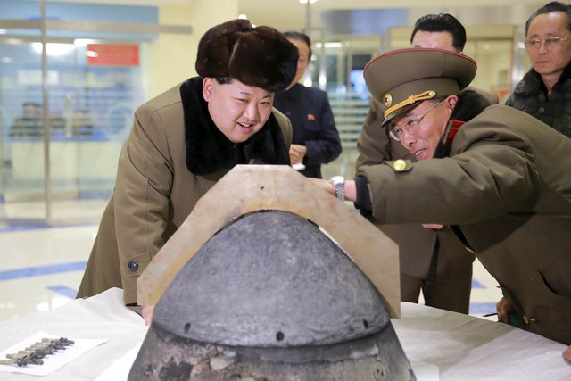 Nhà lãnh đạo Triều Tiên Kim Jong Un kiểm tra mô hình đầu đạn hạt nhân tại một địa điểm không xác định.