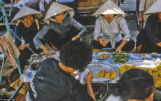 
Các bà các cô ăn quà tại chợ Mỹ Tho năm 1969.
