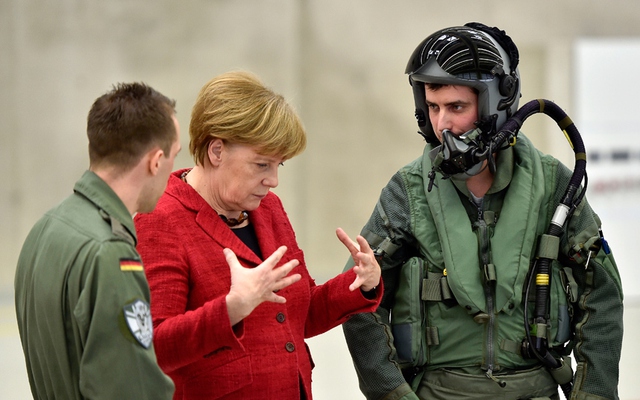 Thủ tướng Đức Angela Merkel nói chuyện với các phi công khi bà tới thăm căn cứ không quân của nước này ở thành phố Noervenich.
