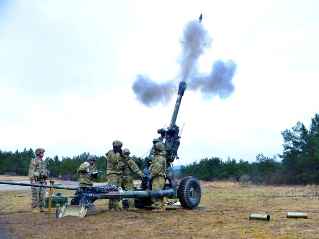 Binh sĩ Mỹ phóng bích kích pháo M119A3 Howitzer trong một cuộc tập trận tại Postonja, Slovenia.