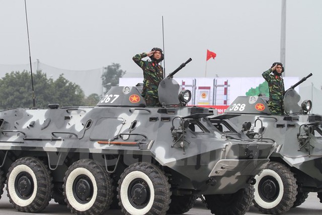 Dàn xe bộ binh bánh lốp (BTR - 60PB) của Bộ Tư lệnh Thủ đô. Hỏa lực mạnh cộng với tính cơ động cao nên xe có thể chở bộ đội tác chiến trên nhiều địa hình và làm nhiệm vụ chống bạo loạn(Ảnh: Minh Sơn/Vietnam+)