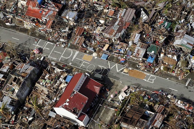 
Ngày 8/11/2013, cơn bão Haiyan, 1 trong những cơn bão mạnh nhất trong lịch sử, đã đổ bộ và càn quét Philippines, gây ra thiệt hại vô cùng nặng nề. Cơn bão đã khiến hàng triệu người dân mất nhà, cướp đi sinh mạng của hơn 6.000 người dân vô tội.
