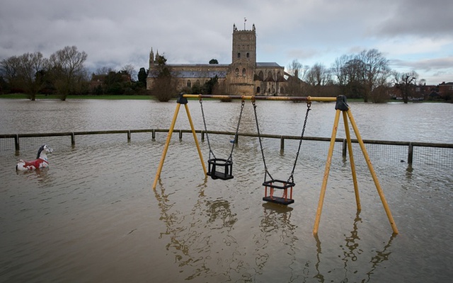 Nước lũ bao quanh một tu viện sau nhiều tuần mưa lớn ở Gloucestershire, Anh.