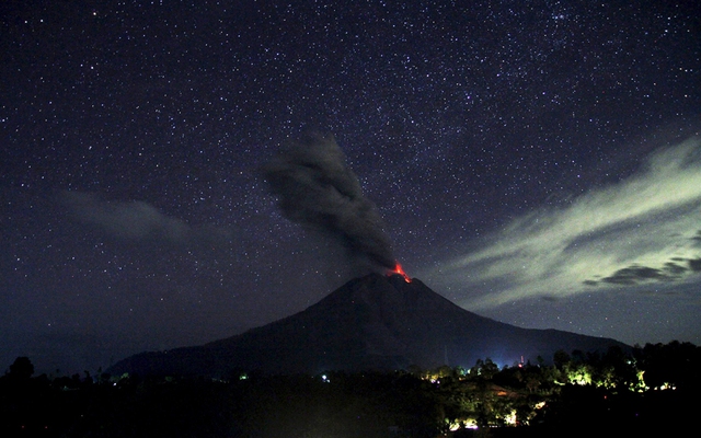 Cảnh tượng núi lửa Sinabung phun trào dung nham vào ban đêm tại tỉnh North Sumatra, Indonesia.