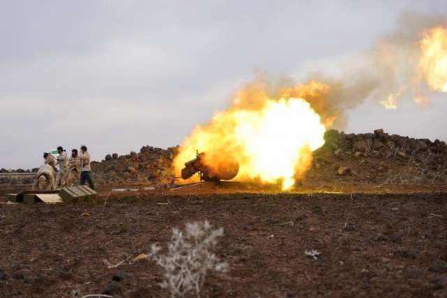 
Lực lượng nổi dậy Quân đội Syria Tự do (FSA) nã pháo nhằm vào quân đội chính phủ trong cuộc giao tranh tại thành phố Deraa, Syria.
