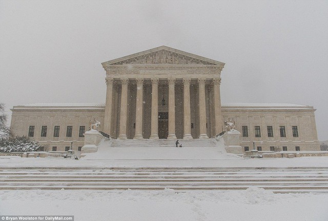 
Tuyết phủ trắng trước tòa nhà Tòa án tối cao liên bang Mỹ ở Washington.
