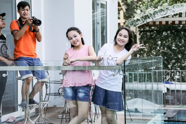 Không chỉ một mình khoe giọng hát ngọt ngào, trong bản hit mới nhất Trang Pháp còn có sự kết hợp ăn ý với 2 bé Hà Vy và Hà My.