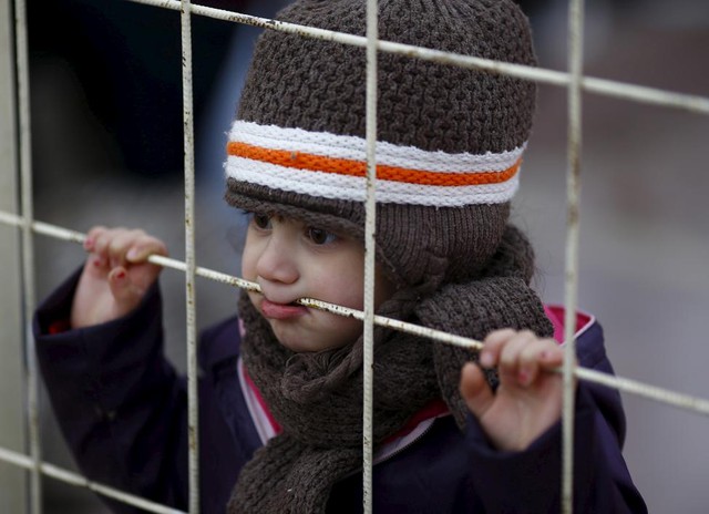 
Cậu bé di cư người Syria nhìn qua cổng sắt trong khi chờ trở về nước tại cửa khẩu ở thành phố Kilis, Thổ Nhĩ Kỳ.
