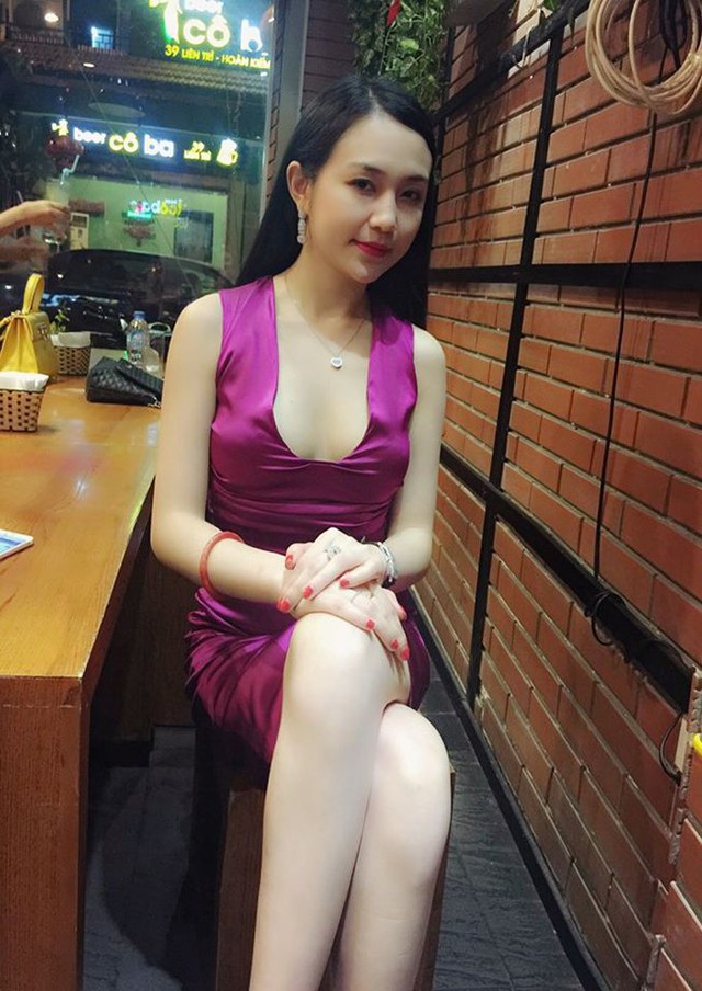 Giống như nhiều hot girl khác, Hương Baby cũng lựa chọn những bộ cánh gợi cảm, ôm sát để tôn lên vẻ đẹp gợi cảm.