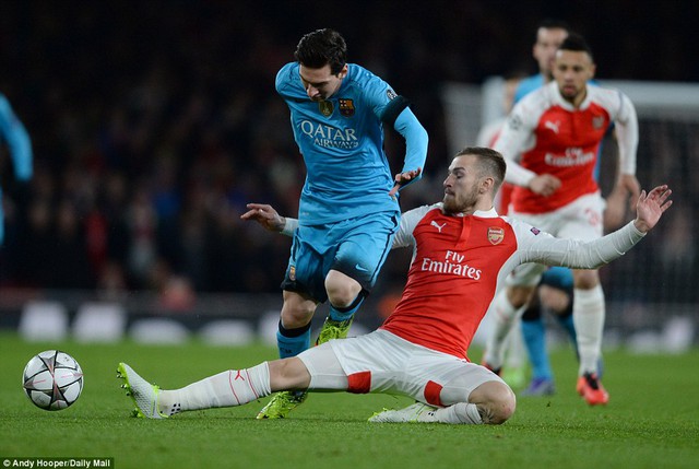 
Các cầu thủ Arsenal rất vất vả trong việc ngăn cản Messi.
