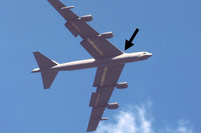 
Để tuân thủ theo yêu cầu Hiệp ước SALT II, các máy bay có khả năng mang tên lửa hành trình phải được nhận biết bởi vệ tinh. Do vậy phiên bản B-52G đã được sửa đổi với một gốc cánh cong (vị trí mũi tên).
