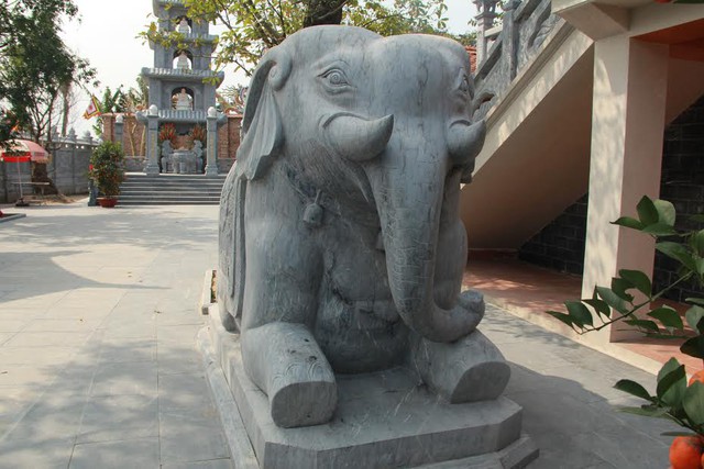Phía trước ngôi đền Đệ Nhất Điện án ngự hai con voi đá.