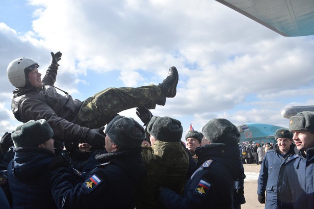 
Nhóm phi công lái máy bay chiến đấu đầu tiên của Nga trở về từ Syria được chào đón như những người anh hùng khi đáp xuống sân bay ở thành phố Voronezh, miền nam nước Nga.
