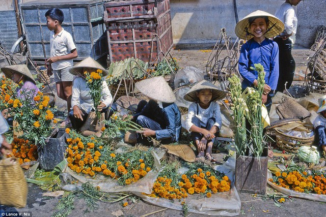 
Hoa tết được bày bán tại chợ Mỹ Tho năm 1969.
