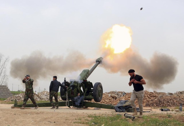 Lực lượng an ninh Iraq nã pháo hạng nặng nhằm vào phiến quân Nhà nước Hồi giáo (IS) tại thành phố Mosul.