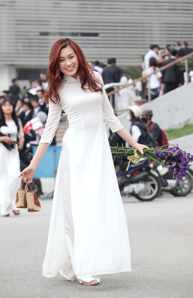 Ân Thanh Như Ngọc (lớp 12 Trung) cho biết, cô cảm giác rất thoải mái khi diện áo dài trắng đến trường dù là lần đầu tiên.