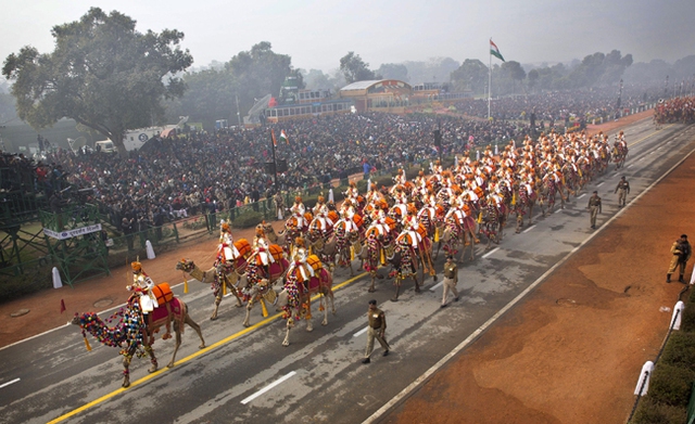 
Lực lượng biên phòng diễu hành trên lưng lạc đà.
