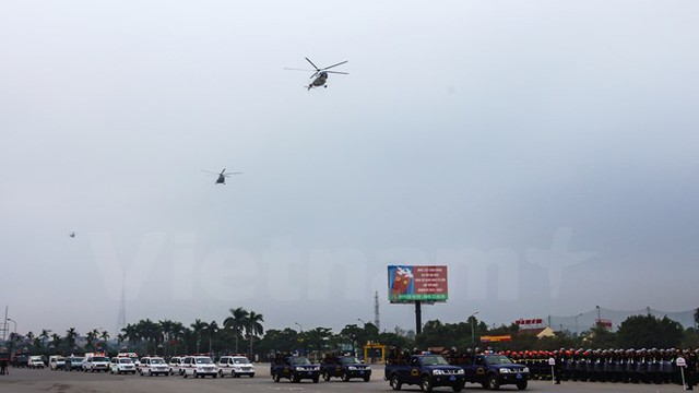 3 trực thăng của trung đoàn Không quân 916, trực thuộc Sư đoàn 371 Quân chủng Phòng không không quân cũng tham gia diễu hành bảo vệ Đại hội Đảng. (Ảnh: Minh Sơn/Vietnam+)