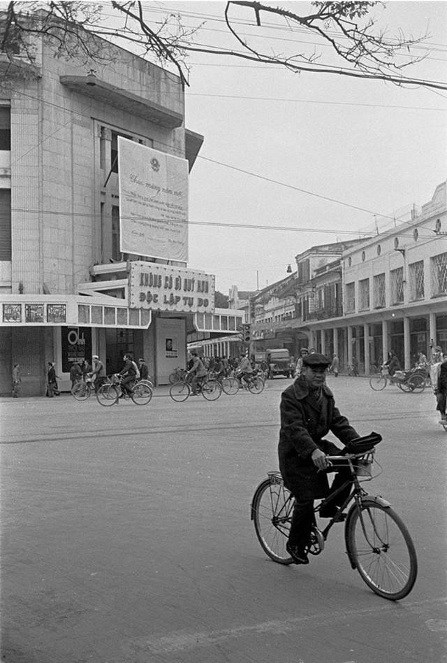 
Ngã tư Hàng Khay - Tràng Tiền.
