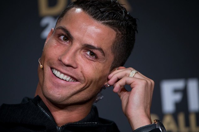 
Ronaldo thoải mái giao lưu.
