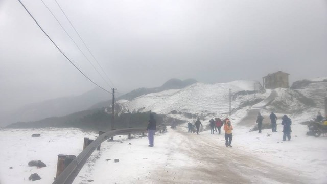 
Nhiều du khách tỏ ra phấn khích với hiện tượng tuyết rơi. (Nguồn ảnh: Long Vũ)

