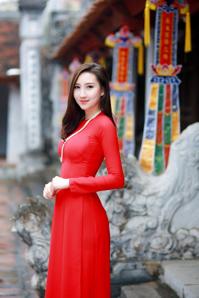 
Vẻ đẹp của Khánh Huyền trong trang phục áo dài
