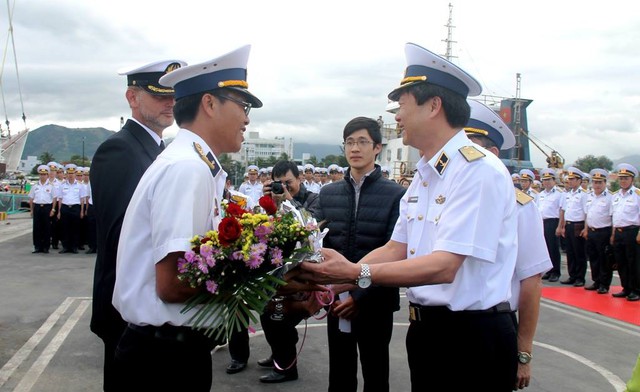 
Chào mừng tàu Lê Quý Đôn về nhà. Ảnh: TCT.
