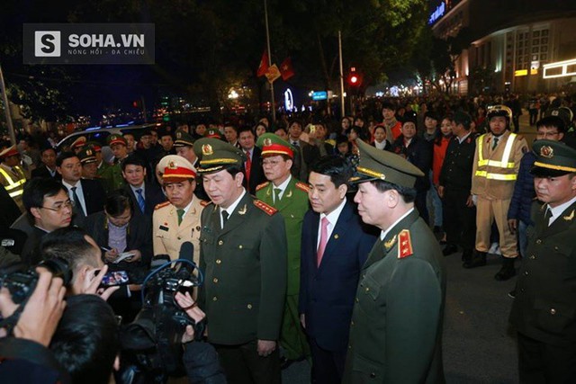 Bộ trưởng Bộ công an Trần Đại Quang cùng Chủ tịch UBND TP Hà Nội Nguyễn Đức Chung xuống phố động viên lực lượng an ninh đêm giao thừa.