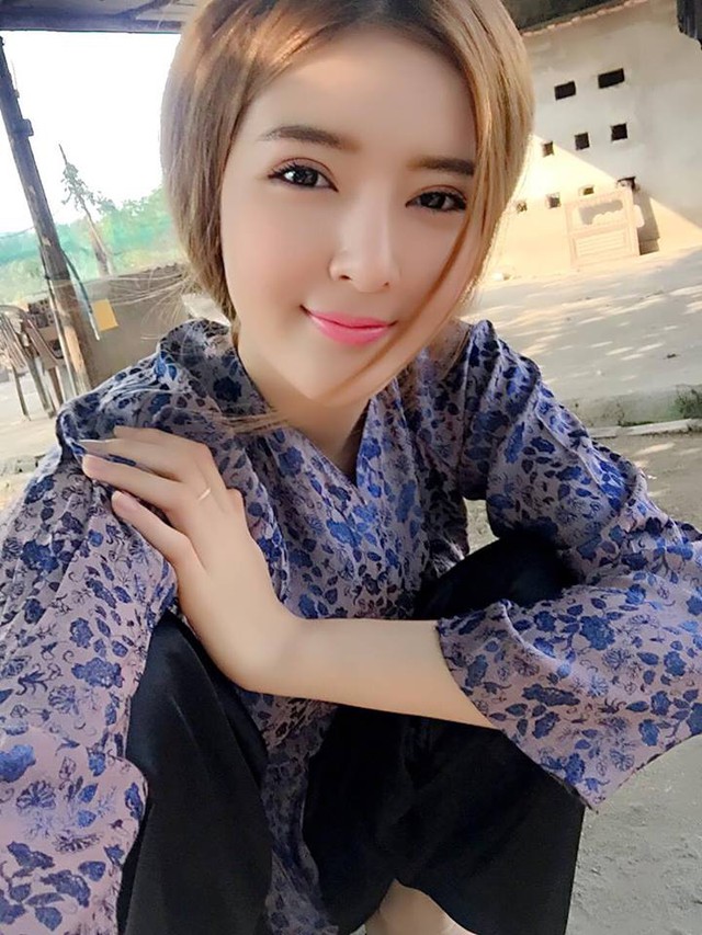 
Lily Luta xuất hiện trong showbiz Việt với hình ảnh 1 cô búp bê trong sáng, mỏng manh. Ngoài đời, cô nàng có cái tên khá quê: Nguyễn Thị Lượm. Tuy nhiên, thời gian gần đây, LiLy Luta khiến nhiều người ngỡ ngàng với sự lột xác của mình.
