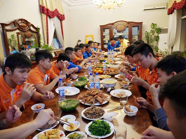 Các cầu thủ futsal Việt Nam tổ chức ăn mừng tại một gia đình kiều bào.