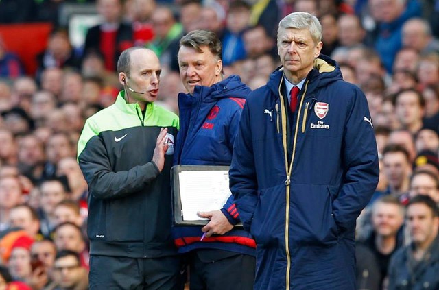 
Wenger thất thần sau thất bại.
