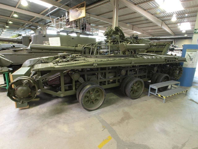 
Hệ thống treo và truyền động của xe tăng T-72 có thể được nhận biết một cách cơ bản qua bức hình trên.
