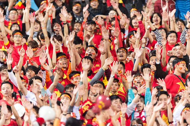 
Người hâm mộ Việt Nam phát cuồng với chiến thắng của đội nhà.
