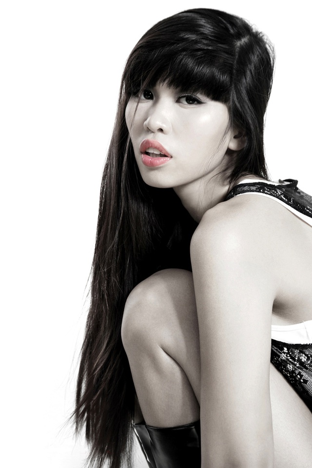 Hà Anh tên đầy đủ là Vũ Nguyễn Hà Anh. Cô sinh năm 1982 và là người mẫu, ca sĩ sở hữu vóc dáng đồng hồ cát gợi cảm.