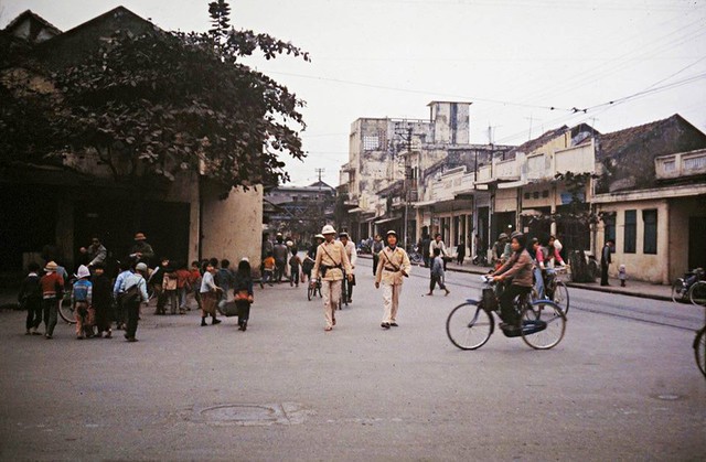 
Ngã tư Hàng Giấy - Hàng Đậu.
