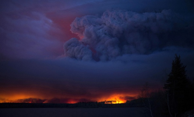 
Ngày 5/5/2016, vụ hỏa hoạn tại thành phố Fort McMurray, tỉnh Alberta, Canada đã khiến cả thế giới bàng hoàng. Chỉ trong vòng chưa đầy một ngày, hơn 88,000 người dân đã phải di tản khỏi thành phố lên hướng bắc do lửa lan rộng đến khu dân cư, 1,600 ngôi nhà bị phá hủy và hàng chục nghìn hecta rừng bị thiêu rụi.
