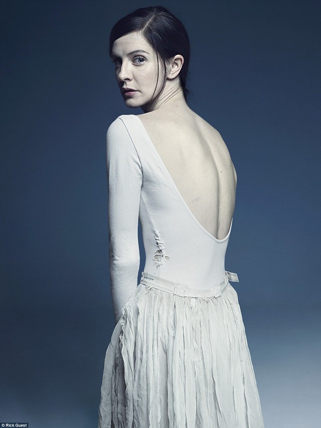 
Nghệ sĩ ballet Olivia Cowley, nghệ sĩ múa solo của hiệp hội ballet Hoàng gia Anh, trong bức ảnh chân dung hút hồn người xem.
