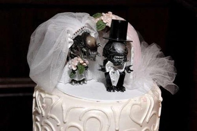 Đây là chiếc bánh cưới sinh ra để dành cho những cặp đôi cô dâu chú rể ưa thích phong cách phim kinh dị.