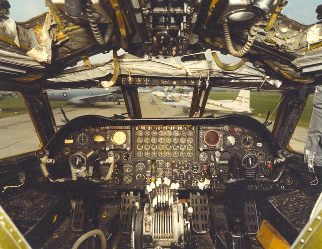 
Các phiên bản B-52 đời đầu có vấn đề về nhiệt độ trong cabin: phi hành đoàn ngồi ở khoang trên cảm thấy nóng do tác động của ánh nắng mặt trời, trong khi bộ phận ở khoang dưới lại phải chịu nhiệt độ lạnh.
