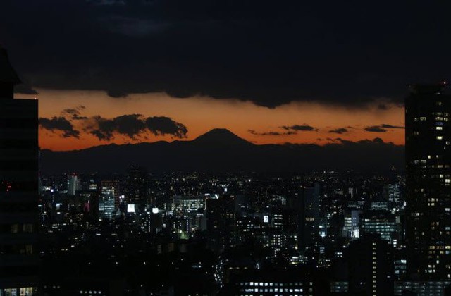 
Toàn cảnh thành phố Tokyo về đêm với núi Phú Sĩ ở phía xa.
