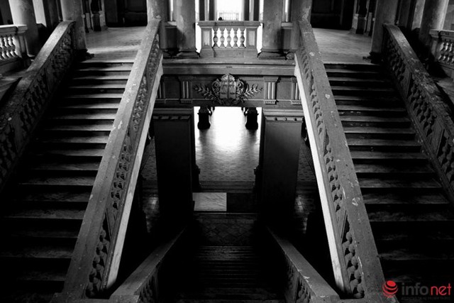 
Chiếc cầu thang chính dẫn từ tầng trệt lên sảnh chính ở tầng 2, trong hơn 100 năm qua đã có hàng ngàn tử tù bước qua lối đi này.
