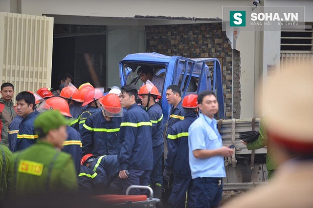 Lực lượng cứu hộ đang tiến hành đưa 1 người bị mắc kẹt ở xe ô tô tải ra ngoài. Ảnh: Hoàng Hải