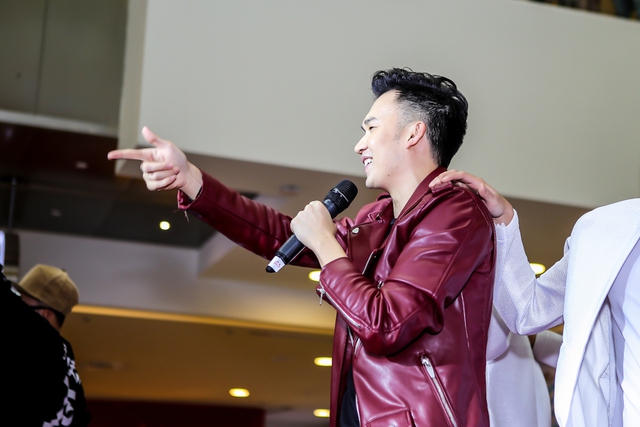 
Ở phần biểu diễn, Dương Triệu Vũ cùng rapper Hà Lê lần đầu giới thiệu bài hát mới nhất của mình có tên When I Cry.
