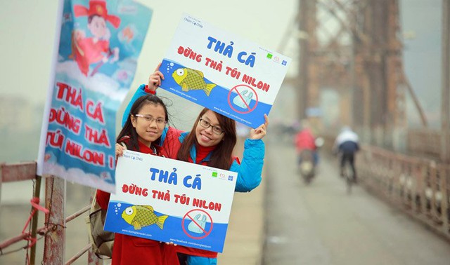 Nhóm bạn trẻ tình nguyện thu gom rác và tuyên truyền bảo vệ môi trường trên cầu Long Biên. Ảnh: Phạm Hải