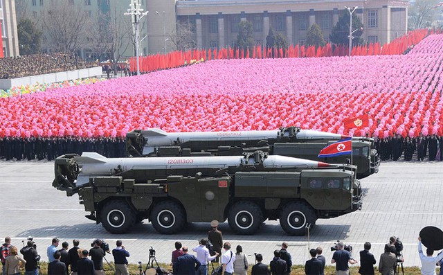 
Tên lửa đạn đạo Hwasong-6 của Triều Tiên trong một cuộc duyệt binh
