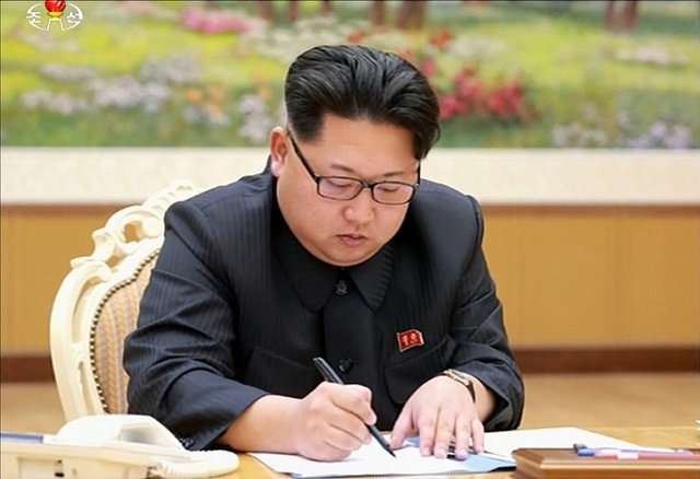
Hãng thông tấn Triều Tiên KCNA đăng tải bức ảnh Kim Jong Un kí sắc lệnh thông qua việc tiến hành thử bom nhiệt hạch hôm 3/1
