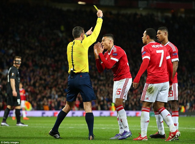 
Jesse Lingard nhận thẻ vàng khi trọng tài cho rằng tài năng này đã giả vờ ngã để kiếm penalty. Một tình huống xấu xí của đại gia Man United nhưng nó cho thấy thầy trò Van Gaal đã quyết tâm đến thế nào để chiến thắng.
