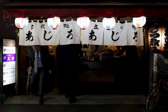 
Người đàn ông bước ra khỏi một quán bar theo phong cách Nhật ở thủ đô Tokyo.
