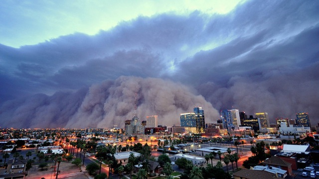 
Cơn bão bụi lớn nhất trong lịch sử xảy ra ở Arizona (Mỹ) vào ngày 5/7/2011 với những cơn gió lớn có vận tốc 95km/h đã tạo thành một bức tường bụi khổng lồ cao đến 3.000m, nuốt gọn thủ phủ Phoenix và sa mạc Arizona. Hình ảnh được ghi nhận khiến nhiều người cho rằng đây hệt như khung cảnh ngày tận thế.
